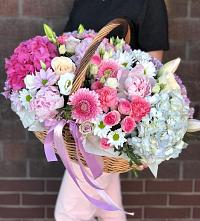 Композиция солнечный день в Опытное Поле Цветочная композиция из Розы, Хризантемы, Пионы и Лизиантусы в корзине в Опытное Поле