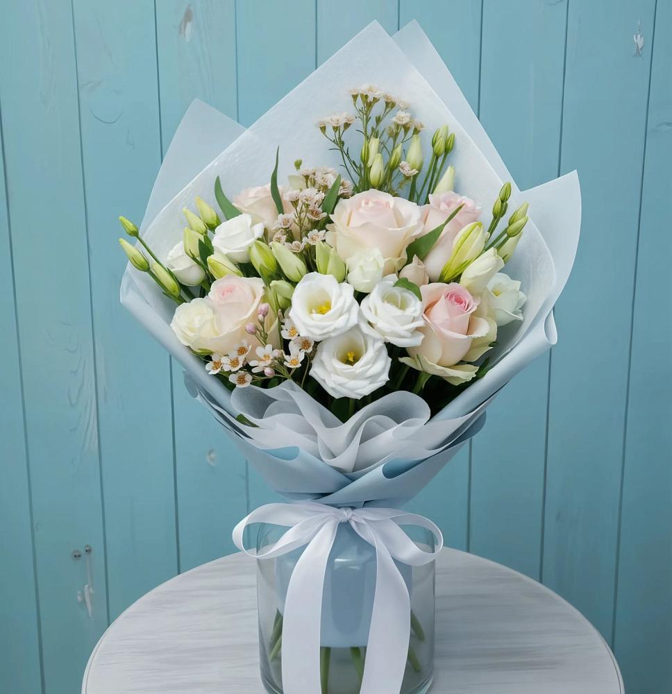 Букет цветов из: Розы и Лизиантусы в Опытное Поле