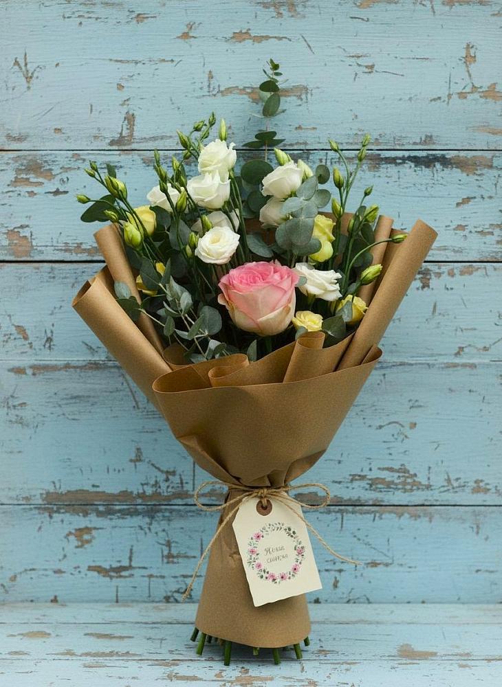 Букет цветов из: Розы и Лизиантусы в Опытное Поле