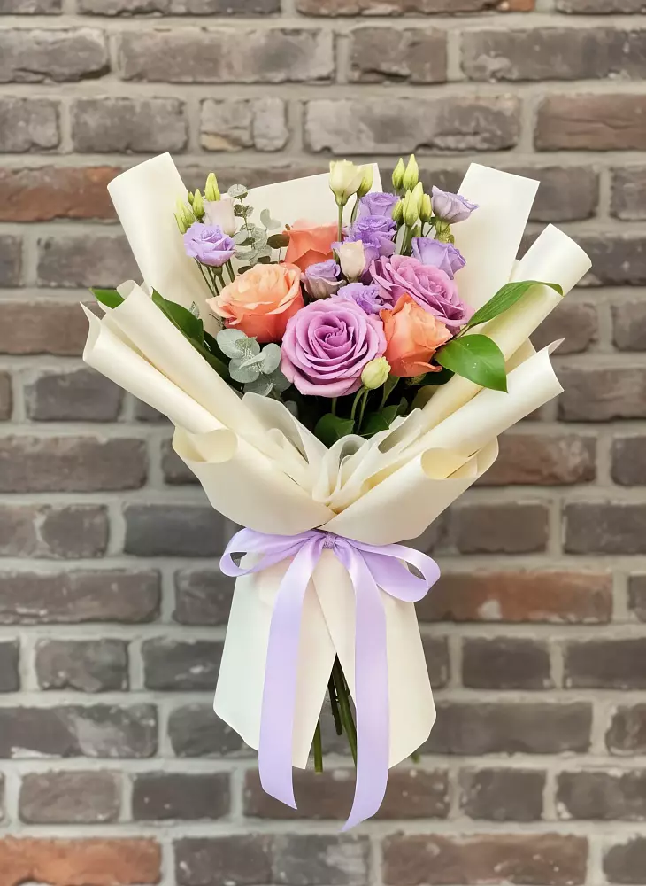 Букет цветов из: Лизиантусы и Розы в Опытное Поле