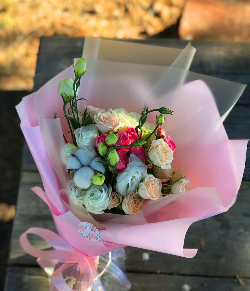 Букет цветов из: Розы и Лизиантусы в Опытное Поле