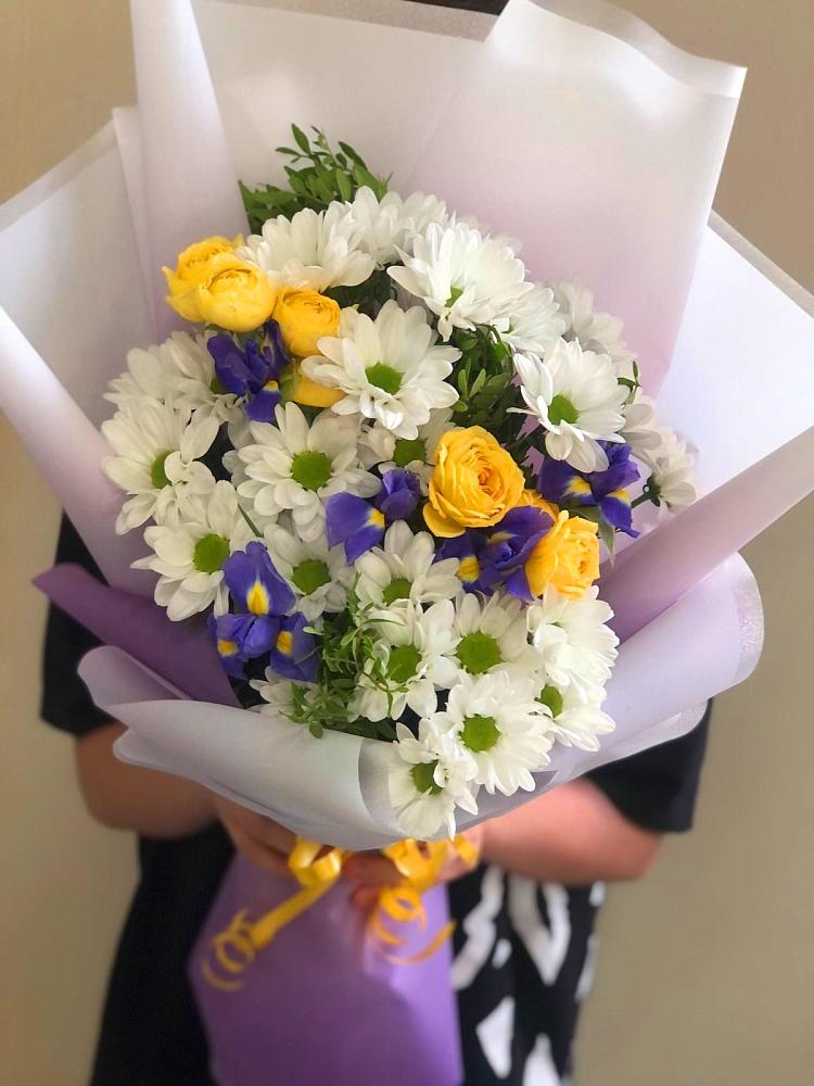 Букет цветов из: Ирисы, Хризантемы и Розы в Опытное Поле