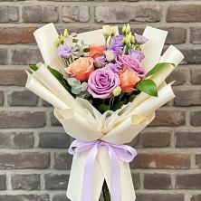 Букет цветов из:  Лизиантусы и Розы в Опытное Поле