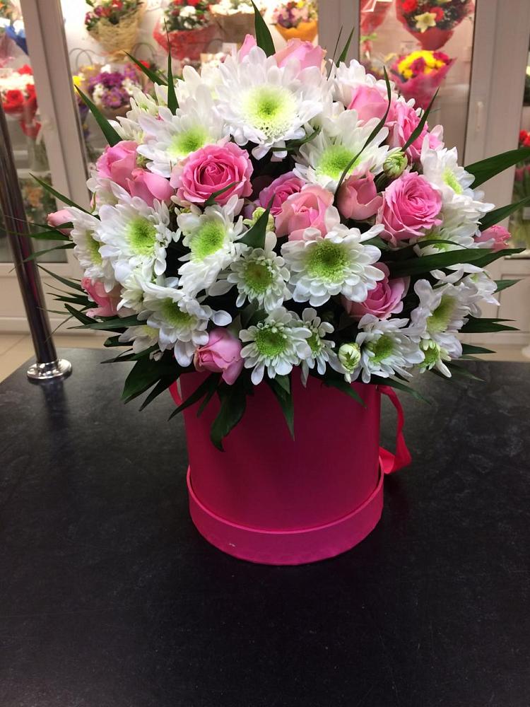 Цветочная композиция из Розы и Хризантемы в шляпной коробке в Опытное Поле