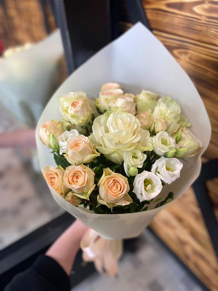 Букет цветов из: Розы и Лизиантусы в Опытное Поле